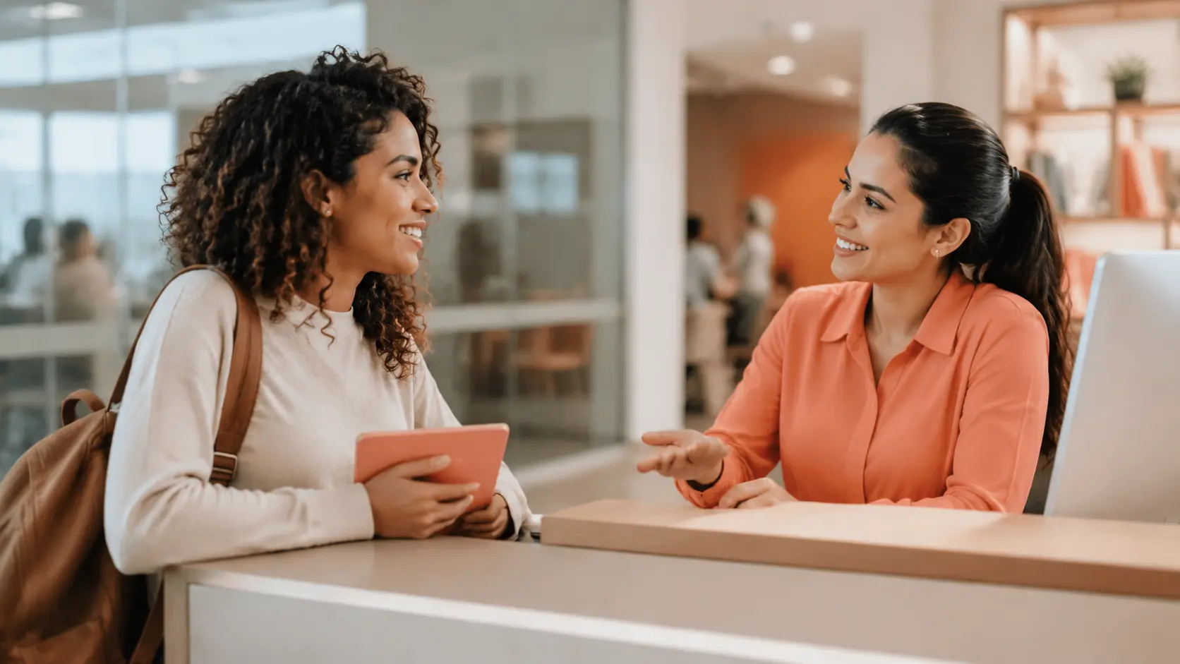 Experiência do cliente na educação aluna e atendente em instituição de ensino